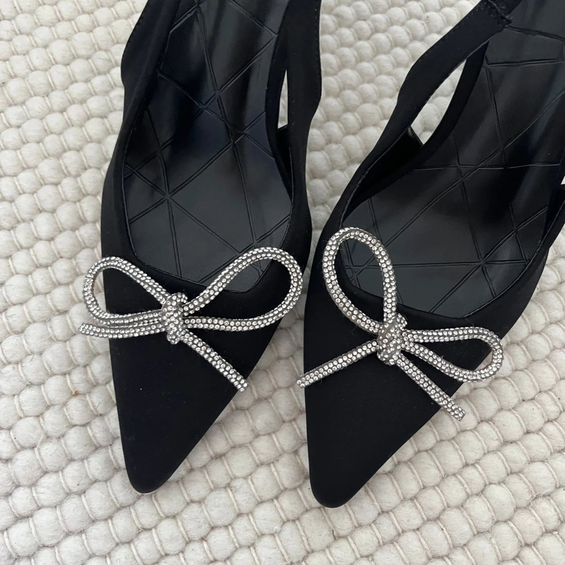 Svarta klackar med rosetter - 1