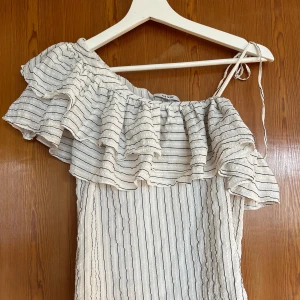 Ganni topp  - Superfin One shoulder top ifrån Ganni. Bra skick, knappt använd! 