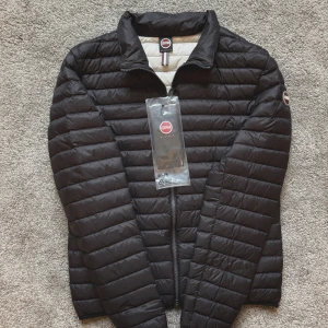 Colmar Jacka  - Svart jacka från Colmar 📊.                                                     Storlek 52 vilket  motsvarar L, skriv till mig vid osäkerhet kring storlek! 🗒️.                                                                                   Skick: 10/10 (HELT NY MED TAGS) 🔆.                           Nypris på 3,5 tusen! Självklart är den autentisk!                 Finns även i andra storlekar! ✅