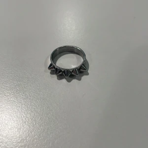Silvrig Edblad ring med nitar  - Cool silvrig ring med spetsiga nitar runt om. Passar både till vardag och speciella tillfällen.