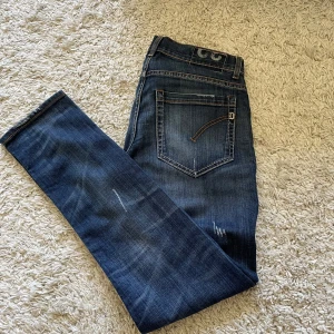 Dondup George W32 - Snygga mörkblåa Dondup George Jeans, Dondup är perfekt för dig som gillar trender och byxorna är även stilrena! Dessa byxor är väldigt eftertraktade, tveka inte på att höra av dig vid intresse! PRIS KAN DISKTUERAS
