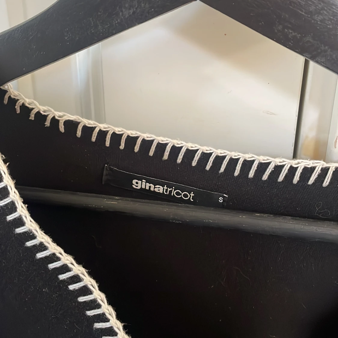 Svart omlottjacka med vita detaljer - 4