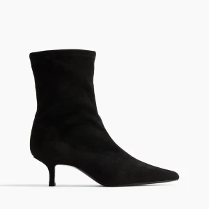 Svarta stövletter med klack - Snygga svarta stövletter i mocka med spetsig tå och smal klack. Perfekta för en elegant look. pris går att diskutera vid SNABB affär 💕