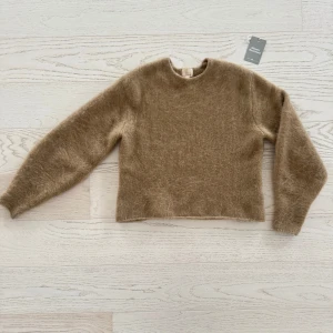  H&M tröja i mohair/ ull  - Underbar tröja i mohair / ull blandning Strl XS är oversize i modellen. Vill man inte ha dem så over size så passar den på en S/M  Djur och rökfritt hem  Nypris 1300:-