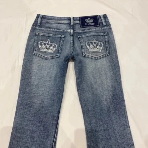 Victoria Beckham jeans  - Snygga Victoria Beckham jeans med broderade kronor på fickorna. Som endast är använda fåtal gånger. Bara att skriva om man har någon fråga!💘obs! Utsydda i midjan (se bild) av förra ägaren då jag köpte dom på Vinted 