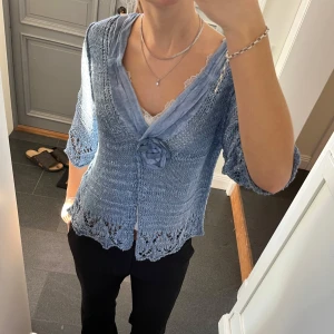 Blå stickad kofta  - Trekvartsärmad blå kofta från Skovhus i storlek M, skulle säga att den även passar S. Fint skick. Använd gärna köp nu!