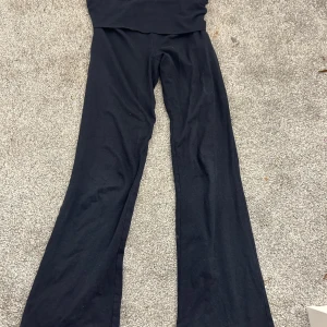 Marin blåa yoga pants från Gina Tricot - Snygga marin blåa yoga pants från Gina Tricot med en bekväm passform.