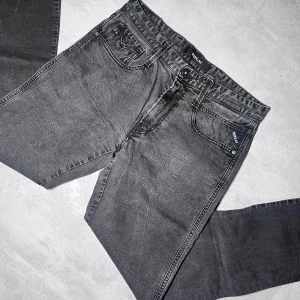 Grå Replay Jeans Anbass W31 L32 - Replay jeans | Modell Anbass | Super bra skick | Storlek W31 L32. Skickar snabbt. Är öppen för prisförslag 😁Kontakta om du har några frågor eller vill ha fler bilder 👍