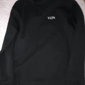 Svart tröja från Valentino - Snygg svart tröja från Valentino med VLTN-logga på bröstet. Tillverkad i Italien, perfekt för en stilren look. Använd 2 gånger