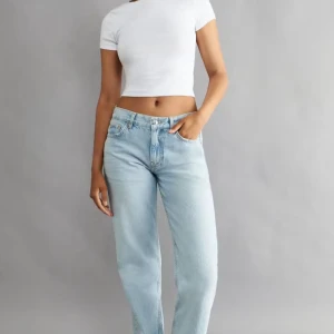 Ljusblå jeans - Raka jeans från Gina som är slutsålda på hemsidan, en fläck på byxan - se bild 2. 🎈