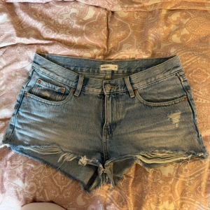 Blå jeansshorts  - Säljer ett par blå jeansshorts från Gina! Superfina till sommarn 