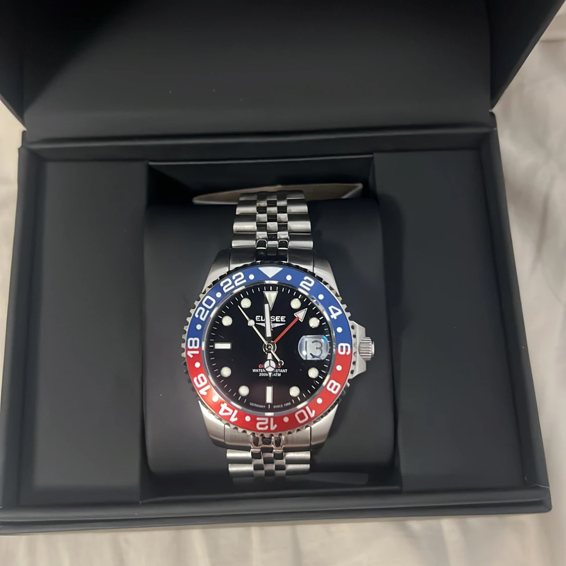 Elysee klocka med blå och röd bezel - 1