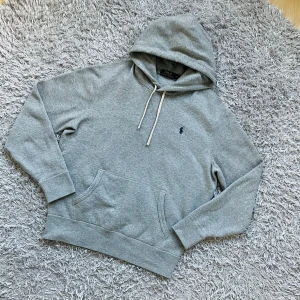 Grå hoodie från Ralph Lauren - Säljer denna riktigt stilrena och snygga Raffe hoodien! | Mycket fint skick har något litet tecken på användning! | Storlek M. | Ställ gärna frågor innan du köper!