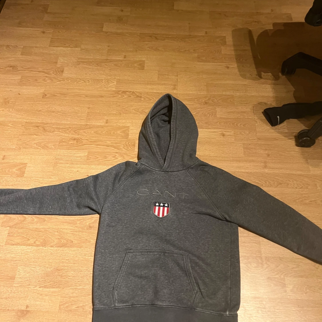 Grå hoodie från GANT
