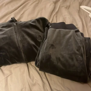 Svarta mjukisbyxor i velour från Juicy Couture - Mysiga svarta mjukis sett  i velour från Juicy Couture                        båda för 500.                      tröjan=250.                                                byxorna=300.