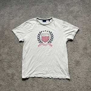 GANT t-shirt - Tja, säljer nu denna stilrena gant T-shirten från Gant utan defekter! Storlek L men passar även M. Hör av dig vid frågor! Slå till🙌