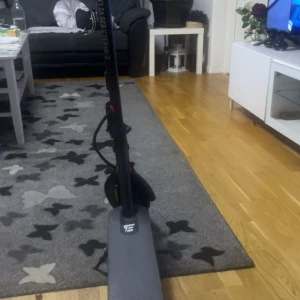 E-WHEELS E2S V2 LR - 35km i räckvidd och är använd och kommer med laddare och har några repor åker 30km/h skriv om du är intresserad 