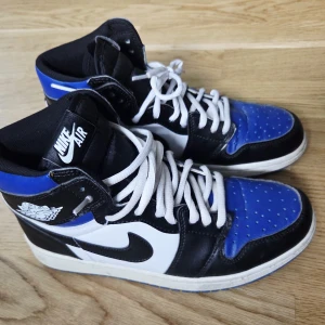 Nike Air Jordan 1 Retro High OG svart/blå/vit - Super fina Air Jordan Mid stl 40 Nypris 3000 Säljes 400kr Använda ett fåtal gånger Finns i gävle