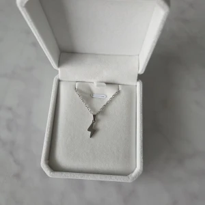 Halsband med blixtberlock - Snyggt halsband med en blixtformad.