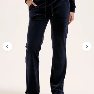 Mörkblå juicy couture byxor - Mysiga mörkblå mjukisbyxor. Byxorna har raka ben och fickor på sidorna. Ops! Saknar snören! Fint skick! kom priv för fler bilder💗