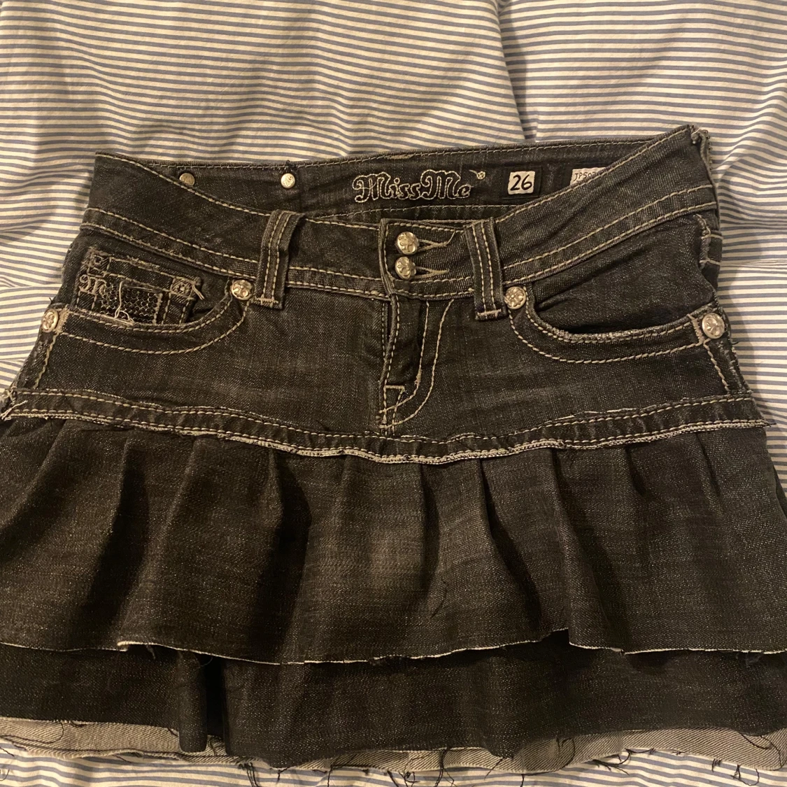 Svart jeanskjol med volang från Miss Me - 1