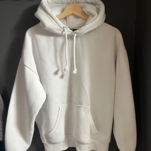 Vit hoodie - Jätte fin hoddie från Bikbok, använd flertalet gånger där av är den knottrig (går att ta bort). Fortfarande mjuk även om den tvättats. Storlek S.