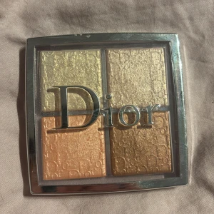 Dior Backstage Glow Face Palette 002 Glitz - Highlighter från dior, har bara swipat färgerna en gång på armen 
