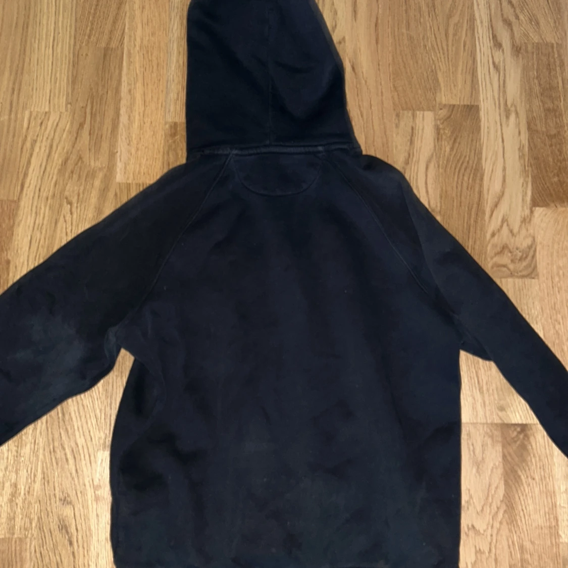 Svart hoodie från GANT med broderad logga - 3