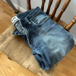 Blå jeans från Acne Studios - Klassiska blåa jeans från Acne studios, fem fickors model och fina färg toningar. Smal och rak pass form, pris kan diskuteras vid snabb affär 💨 