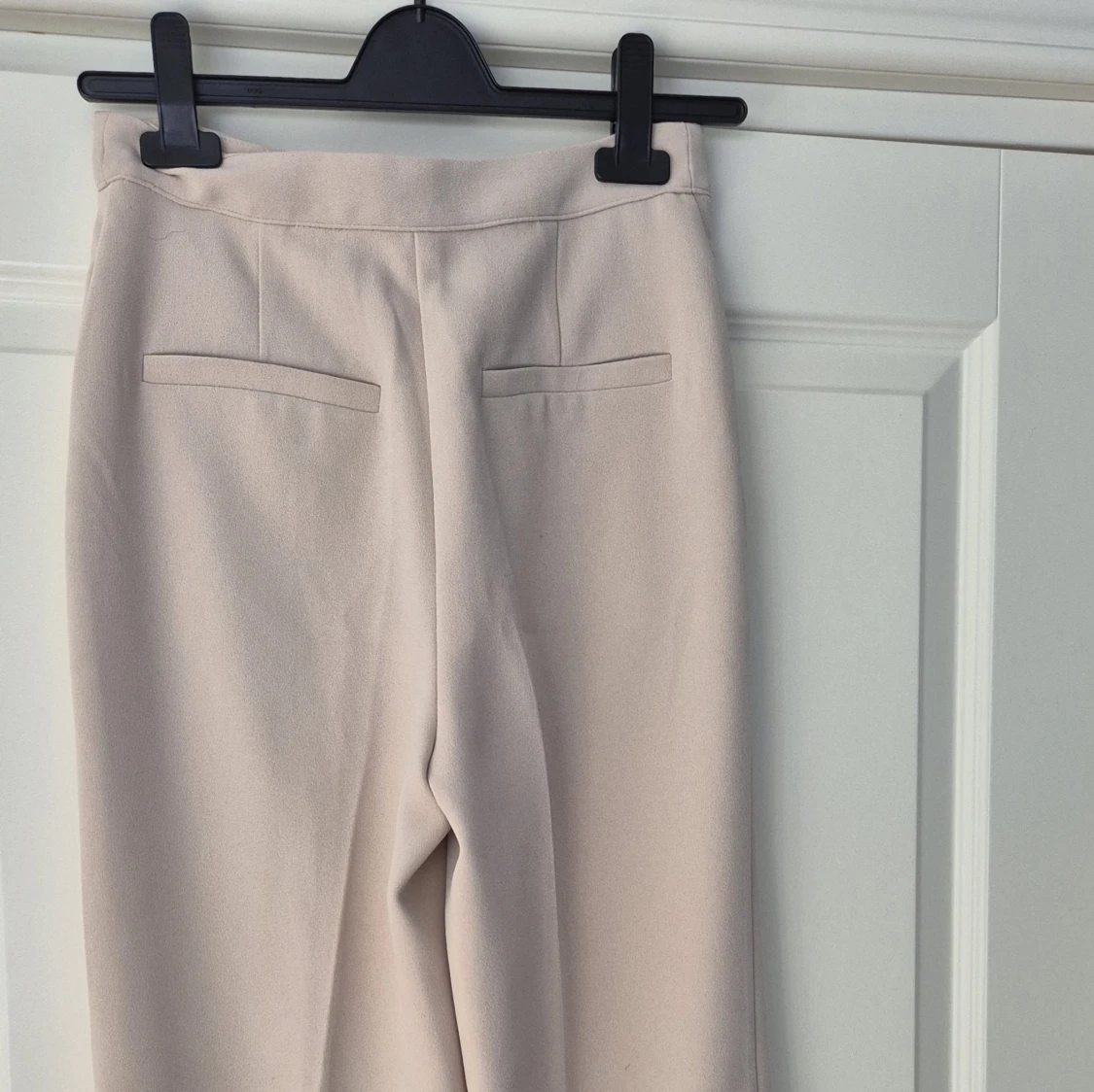 Beige kostymbyxor från NA-KD - 1