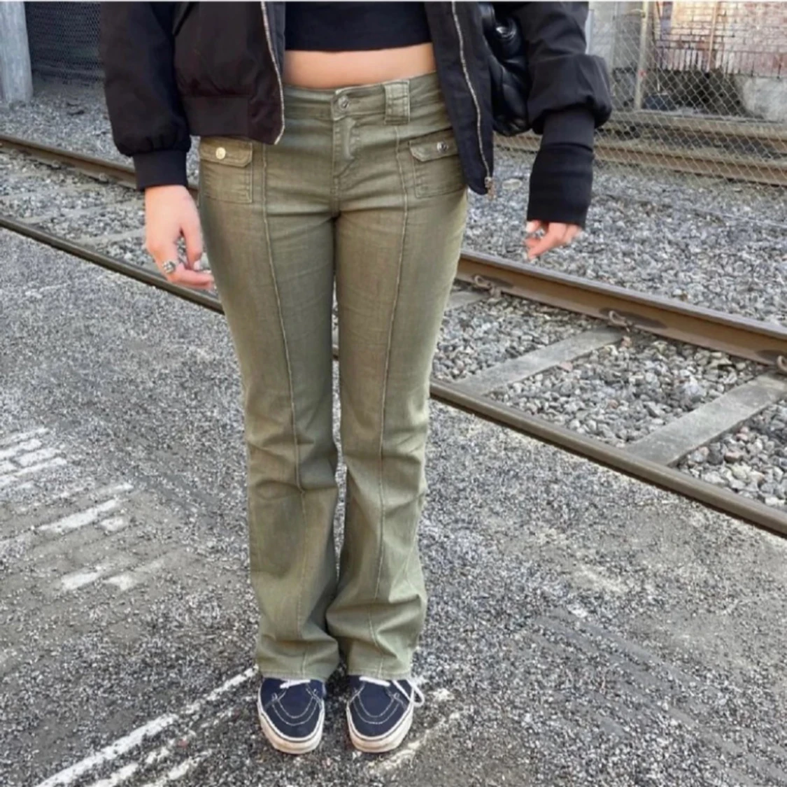 Olivgröna bootcut byxor med fickdetaljer - 1