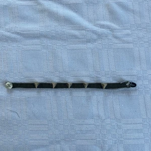 Mörkgrönt jeans armband med guldiga nitar!  - Super snyggt till sommaren! 🌺💝🫶🔥🔥