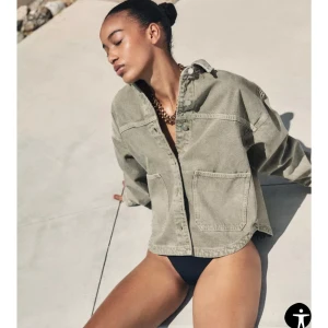 Beige overshirt i jeansmaterial - Säljer en grön overshirt i jeansmaterial. Från zara men använd endast 1 gång då den inte passar ❤️