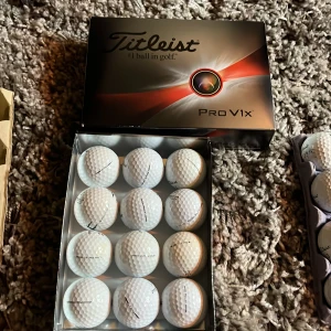 Titleist Pro V1 golfbollar - Säljer ett dussin med Titleist Pro V1 golfbollar. Förpackningen innehåller tolv vita golfbollar. Perfekt för dig som vill ha hög prestanda på golfbanan. Vårat pris 300 original pris 649 vid fundering är de bara skicka mvh gb.sw3den (Tar emot bud)