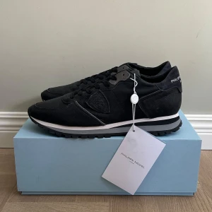 Philippe modell skor 43 - Säljer nu dessa riktigt feta Philippe model skor som är helt nya! Dom är i storlek 43. Retail ligger på lite över 3000, först till kvarn! Hör av dig om du har funderingar!🙌🏼