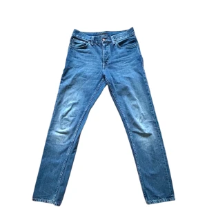 Ljusblå Nudie Jeans - Tja! Säljer dessa feta ljusblå jeans från Nudie Jeans med snygga urtvättningar. Mycket fint skick, i modellen Steady Eddie (Relaxed fit). Nypris 900kr, 399kr pga skicket. Skriv vid minsta fundering eller för fler bilder, priset är självklart inte ristat i sten🤩🤩🤩