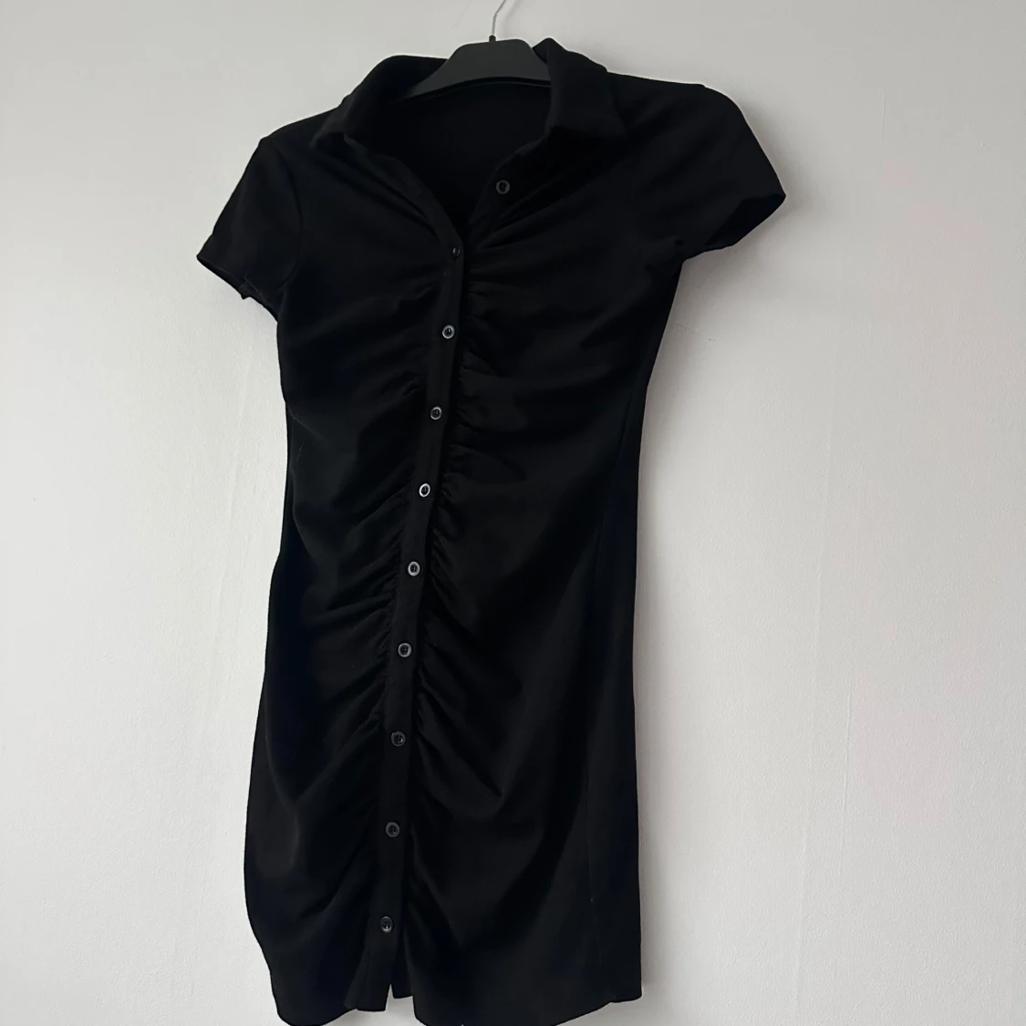 Svart kortärmad skjortklänning med knappar