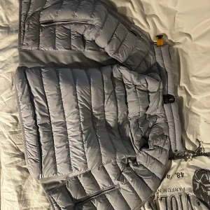 Parajumper vest - Säljer min parajumper vest som böev köpt i Janurai-Februari 2025. Den är i väldigt bra skick, användt ett par gånger. Köpte den för 5499.-                                                     Kan gå ner i pris vid snabb affär, allt under 2500 vill bli nekat