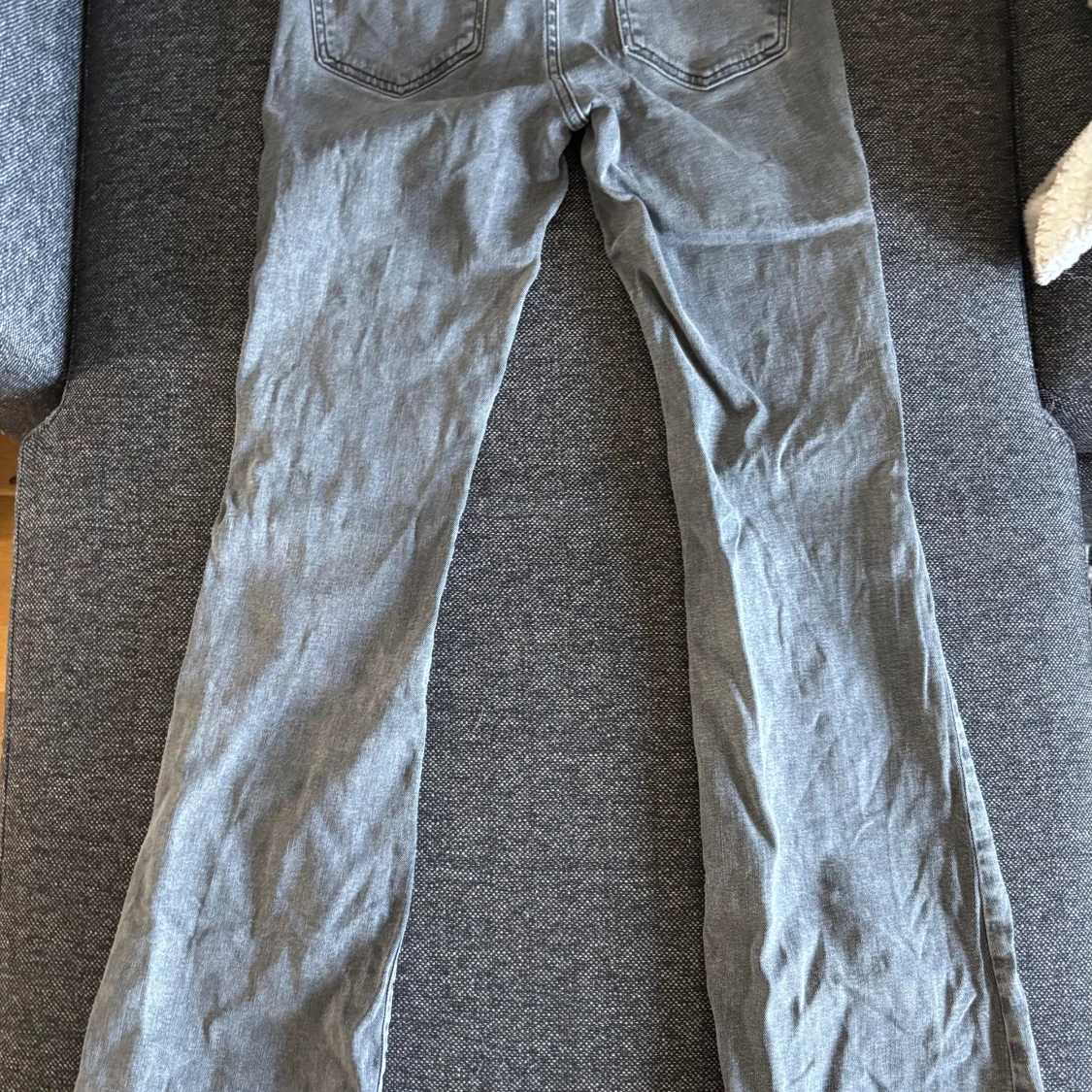 Grå jeans med bootcut från ginatricot - 2