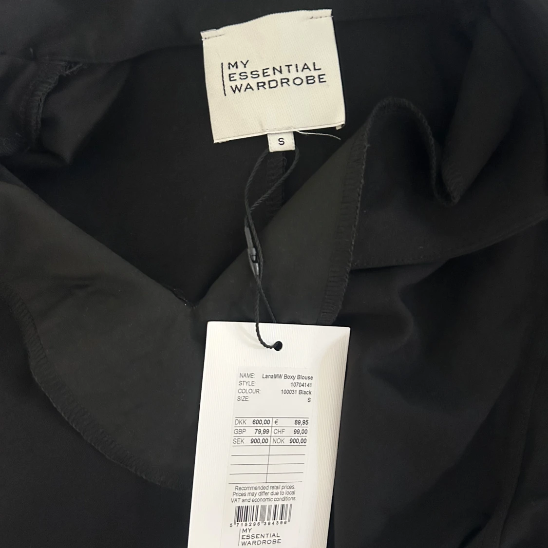 Svart blus från My Essential Wardrobe - 1