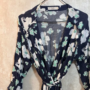 Blommig omlottklänning från 365 - Klänning med trekvartsärm perfekt till sommaren 💚