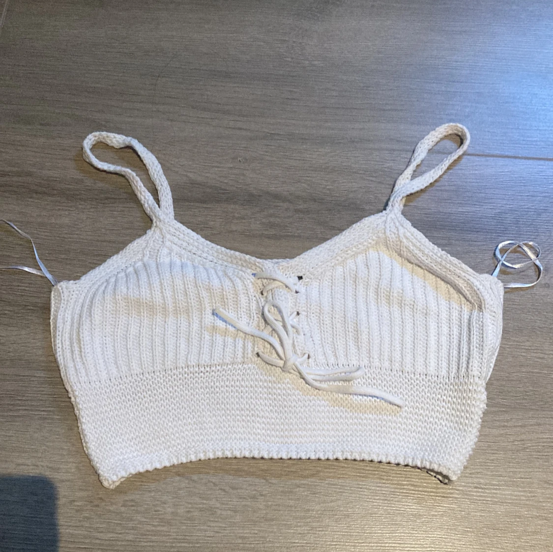 Vit stickad croppad linnetopp från FB Sister