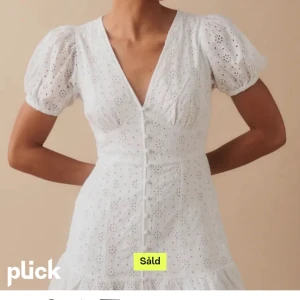 Vit klänning - Säljer en jättefin klänning från Gina. Använd en gång❤️