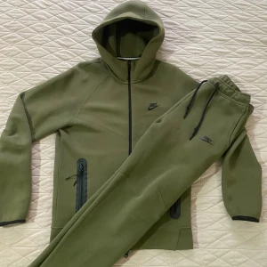 Nike Tech Fleece New Season - Säljer en fin tech fleece tracksuit i olivgrön färg i storlek S. Har använt den max 3 ggr . Skick 9/10