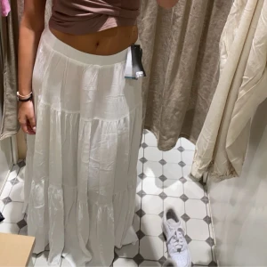 Vit långkjol - Från stradivarius, jag är 170cm för referens och den är ner till golvet på mig. Använd fåtals gånger och inte alls genomskinlig då den har dubbelt lager, inga defekter, superfin klänning, storlek S❤️