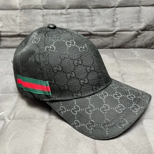 Gucci keps - Svart Gucci keps // no size // oanvänd // pris 449 // tveka inte på att höra av er vid frågor eller funderingar!