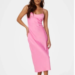 Rosa långklänning från ONLY - rosa långklänning från ONLY med smala axelband och figurnära passform. Superfin men den sitter inte bra på mig😣 skriv vid frågor, pris går att diskutera💞