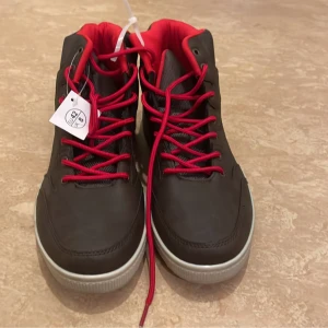 Skor  - Skor 2 Styckna strl 42helt nya aldrig använd och en storlek 41 som är använd endast 1 gång.  Säljes pga felköp.  Går att hämta i Mjölby/ Skänninge men kan även fraktas.