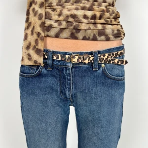 LEOPARD SKÄRP - Längd: 75 cm I nyskick! Modellen har M i byxor och är 178 cm🐆🐆pris kan diskuteras 💕