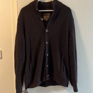 Mörkbrun  stickad kofta från StudiofavN - Säljer denna sjukt snygga stickade lager på lager kofta då den inte kommer till användning längre. Den är i bra skick men är tyvärr lite nopprig men går enkelt att fixa. Nypris 2900kr och där av ett riktigt kap!! 